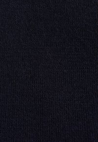 Ciemnoniebieska dzianina o teksturowanym, prążkowanym wzorze. Powierzchnia jest gładka z delikatnymi różnicami w intensywności koloru.