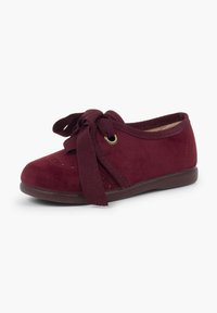 Scarpa di suede bordeaux con punta arrotondata, design con lacci, occhielli in metallo e suola in gomma flessibile. Presenta dettagli decorativi a ritaglio.