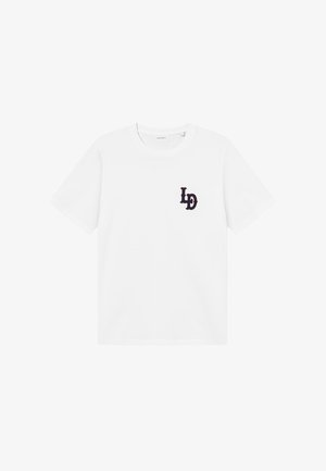 Witte katoenen t-shirt met een ronde halslijn en korte mouwen, voorzien van een marineblauw geborduurd logo op de linkerkant van de borst.