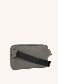 Grau und taupe rechteckige Tasche aus strukturiertem Stoff mit einem verstellbaren schwarzen Tragegurt und einem dreieckigen Akzent an der Seite.