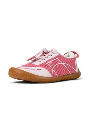 Rosa-weißer Sportschuh mit Netzoberteil und Gummisohle, ausgestattet mit Schnürsenkeln, einer Lasche an der Ferse und gemusterter Detailgestaltung auf der Sohle.