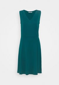 Robe sans manches bleu sarcelle avec un décolleté en V, un corsage ajusté et une jupe évasée. Fabriquée en tissu doux, avec une texture lisse et sans motifs visibles.