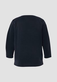 Camicia in cotone blu navy a maniche lunghe con scollo rotondo e taglio dritto, caratterizzata da una texture liscia e senza motivi o decorazioni visibili.