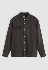 Chemise en denim noir avec un col pointu, deux poches poitrine à bouton, et des boutons argentés sur le devant. Manches longues avec poignets à bouton.