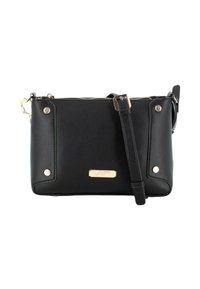 Borsa a tracolla in pelle nera con hardware dorato, chiusura con zip, placca con logo frontale e tracolla regolabile. Texture liscia, forma rettangolare.