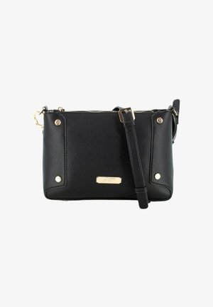 Zwarte leren schoudertas met gouden accenten, ritsluiting, voorste logo plaat en verstelbare band. Gladde textuur, rechthoekige vorm.