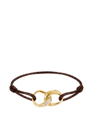 Bracciale in corda marrone con due anelli d'oro intrecciati, uno inciso con "TOGETHER" e l'altro adornato con piccole pietre trasparenti.