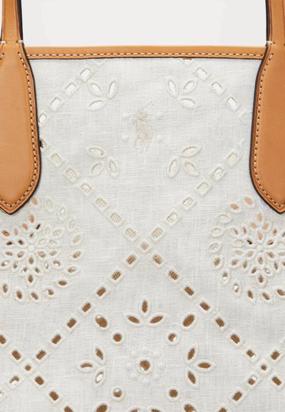 Borsa in lino con dettagli in pelle beige. Presenta motivi floreali ricamati, disegni geometrici e un logo sottile. Superficie testurizzata.