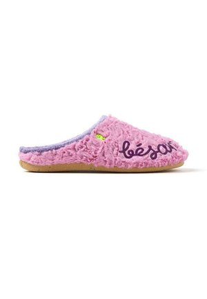Chausson en peluche rose avec une surface texturée, accent violet à l'arrière et "bésar" imprimé en violet foncé. Détail vert près de l'orteil.