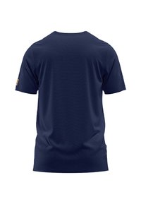 Camiseta de manga corta azul marino, con cuello redondo, tela suave, con la parte trasera texturizada y un pequeño parche de logo en la manga izquierda.