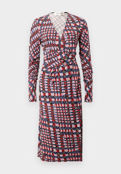 Vestido de manga longa com padrão abstrato em xadrez nas cores vermelho, preto, branco e azul, e decote em V.