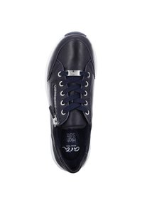 Sneaker in pelle blu scuro con suola bianca, dotato di punta tonda, chiusura con lacci davanti, dettaglio con zip di lato e morbida fodera interna.