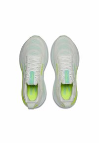 Baskets légères en mesh blanc avec des accents verts. Caractéristiques d'une languette rembourrée, des lacets pour un maintien sécurisé et une semelle texturée.