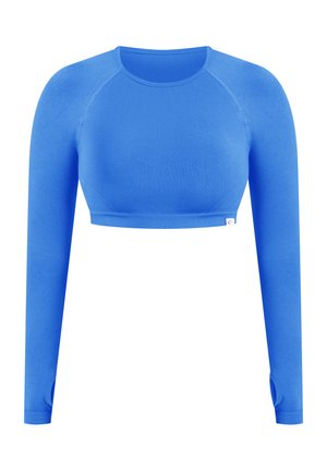 Maglietta atletica cropped a maniche lunghe di un brillante blu, con scollatura arrotondata e fori per il pollice sulle maniche, progettata per l'abbigliamento sportivo.