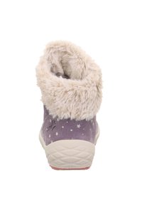Lila Knöchelstiefel mit einem flauschigen, cremefarbenen Bund, Sternenmuster am Schaft, Gummisohle und strukturiertem Außensohlenprofil für guten Halt.