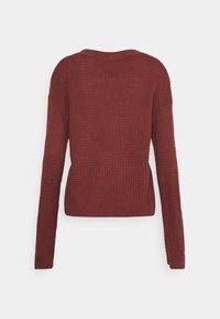 Maglione rosso lavorato a maglia, con un motivo testurizzato, maniche lunghe e colletto rotondo, dal fit rilassato e con una finitura di un colore solido.