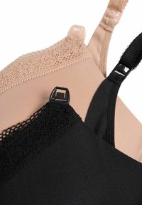 Collection de soutiens-gorge comprenant un soutien-gorge noir avec bordure en dentelle, un soutien-gorge couleur nude avec tissu texturé, et des bretelles réglables avec éléments en plastique et métal.