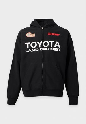 Черен суичър с качулка и цип, предни джобове и бял надпис Toyota Land Cruiser с червени и кремави лога.
