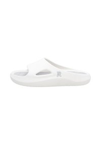 Sandale blanche à glissière avec un design lisse et arrondi. Le matériau semble être du caoutchouc, avec des découpes de ventilation et des accents matériels minimaux.