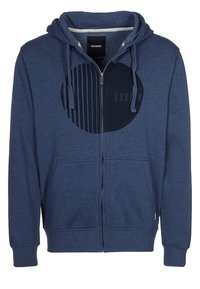 En zip-up hoodie i mjuk marinblått tyg. Har en rund grafik med vertikala ränder, framfickor och huva med dragsko. Enkel och praktisk design.