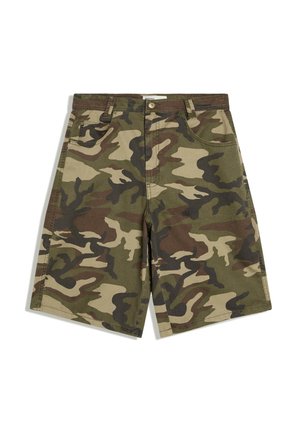 Knielange Camouflage-Shorts mit Knopf- und Reißverschluss vorne, Gürtelschlaufen und vorderen Taschen, flach auf weißem Hintergrund gelegt.