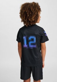 Zwart sportshirt met het nummer '12' in gradient van blauw naar paars, met korte mouwen, en bijpassende shorts. Tekst "VERLICHT DE WERELD" onder het nummer.