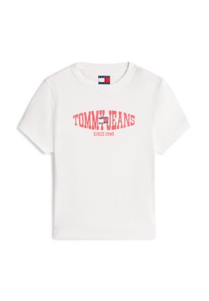 Hvit ribbestrikket T-skjorte med korte ermer, med rød tekst "TOMMY JEANS SINCE 1985" og liten Tommy Jeans-logo ved halsen.