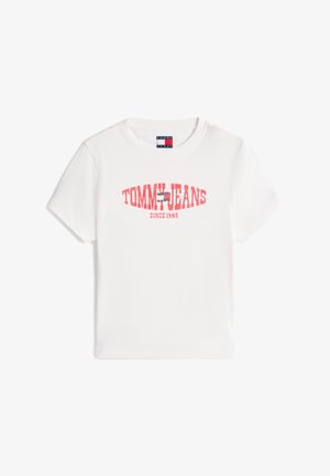 Fehér bordázott rövid ujjú póló piros "TOMMY JEANS SINCE 1985" felirattal és kis Tommy Jeans logóval a nyakrésznél.
