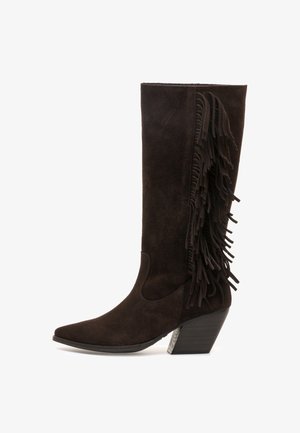 Bota vaquera de ante marrón oscuro con tacón apilado y detalle de flecos en capas a lo largo del lado exterior.