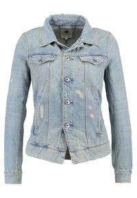 Jasnoniebieska kurtka dżinsowa z kołnierzykiem, z przodu zapinana na guziki, z dwiema kieszeniami na piersiach i przetartymi detalami.