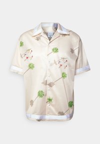 Camisa de manga corta en tejido de malla beige, con patrones florales verdes y marrones, cuello blanco y acentos en las mangas, y cierre de botones.