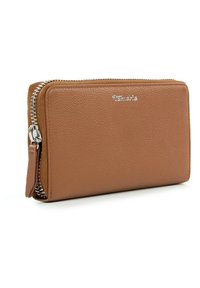 Braune, strukturiert-lederne Geldbörse mit silbernem Reißverschluss und Markenlogo "Tamaris" auf der Vorderseite, leicht schräg fotografiert vor weißem Hintergrund.