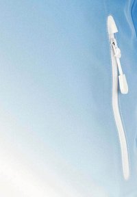 Tejido azul cielo con un efecto de degradado que se desvanece a blanco. Cuenta con un bolsillo con cremallera blanca en el lateral con un tirador de cremallera redondeado.