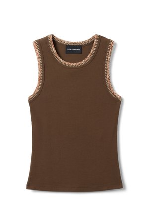 Top marrón sin mangas con canalé y ribete trenzado beige y marrón alrededor del escote y las sisas, con la etiqueta "LES COPAINS" en el interior del cuello.