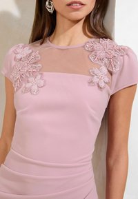 Lipsy EMBELLISHED APPLIQUÉ MIDI  - Shift-haljina - blush