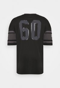 Musta urheilupaita, jossa on lyhyet hihat, takana kiiltävyys musta numero "60" ja tummanharmaat raidat hihoissa.