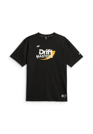 Młody mężczyzna o blond włosach, ubrany w czarną koszulkę z białym i żółtym logo "Drift Masters" na przodzie, pozuje na szarym tle.
