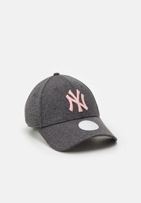 Grå basebollkeps med en böjd skärm, med en rosa broderad "NY"-logga framtill och en rund logotagslabel på skärmen.