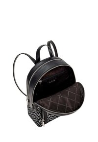 Sac à dos en cuir noir avec un motif matelassé et des compartiments zippés. Présente une base texturée en noir et blanc, des bretelles réglables et un détail de logo à l'intérieur.