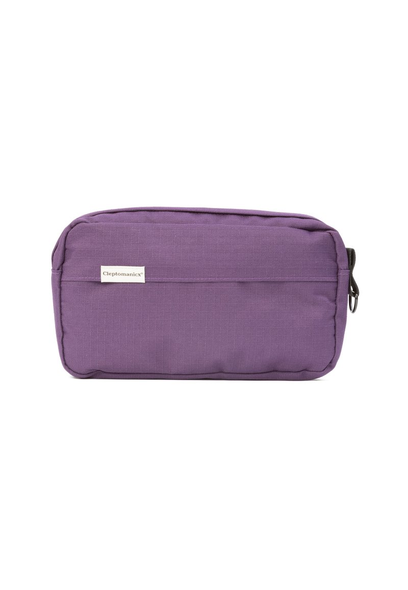 Lila Stofftasche mit strukturierter Oberfläche, ausgestattet mit einer vorderen Tasche und einem Reißverschluss. Markenetikett an der Seite. Kompaktes und rechteckiges Design.