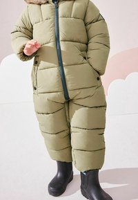 Vadderad snowsuit i olivgrön med en framdragkedja och rund knappst�ängning, med en rymlig design och svarta gummistövlar.