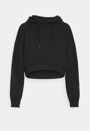 Sort cropped hoodie med lange ærmer, frontlomme og snore i hætten, vist på en simpel lys baggrund.