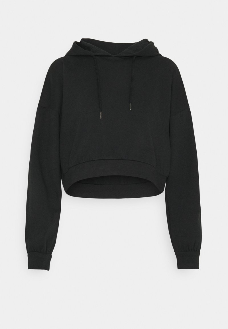 Sweat à capuche court noir avec manches longues, poche avant et cordons à la capuche, présenté sur un fond clair uni.