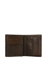 Hnědá kožená peněženka s jednoduchým designem, obsahující několik přihrádek na karty a průhlednou kapsu na průkazku, s viditelnými švy.