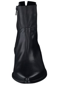 Bota de ankle em couro preto com bico fino, fecho lateral e design minimalista. Textura suave com um acabamento ligeiramente brilhante.