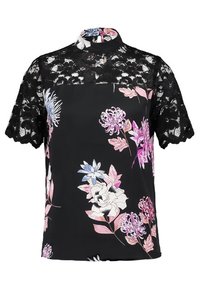 Blusa negra con flores y mangas cortas de encaje. Presenta un cuello alto y coloridos patrones florales en rosa, púrpura y azul sobre un fondo negro.