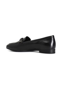Svarta läderloafers med en elegant design, rund tå, lätt klack och dekorativ rem med spänne. Slät textur.