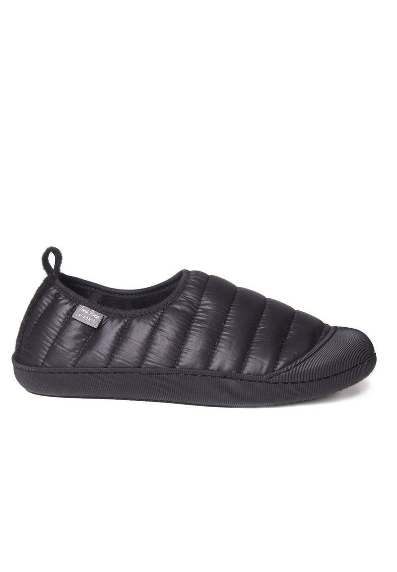 Pantofole imbottite nere con parte superiore trapuntata, punta rotonda, soletta in gomma e morbida fodera interna; dotate di un lacciolo sul retro per una facile indossabilità.