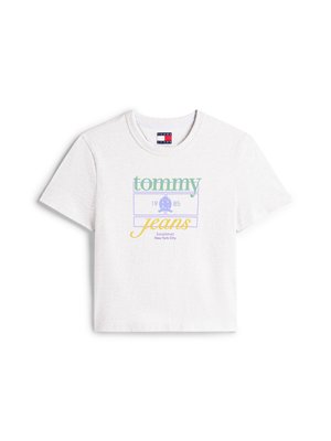 Biela bavlnená tričko s krátkymi rukávmi, so zeleným a žltým textom "tommy jeans" a "Established New York City" v purpurovej farbe.