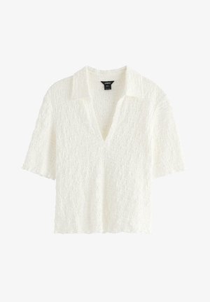 Hvid tekstureret kortærmet bluse med åben krave og V-hals, cropped længde, lavet af letvægtsstof.